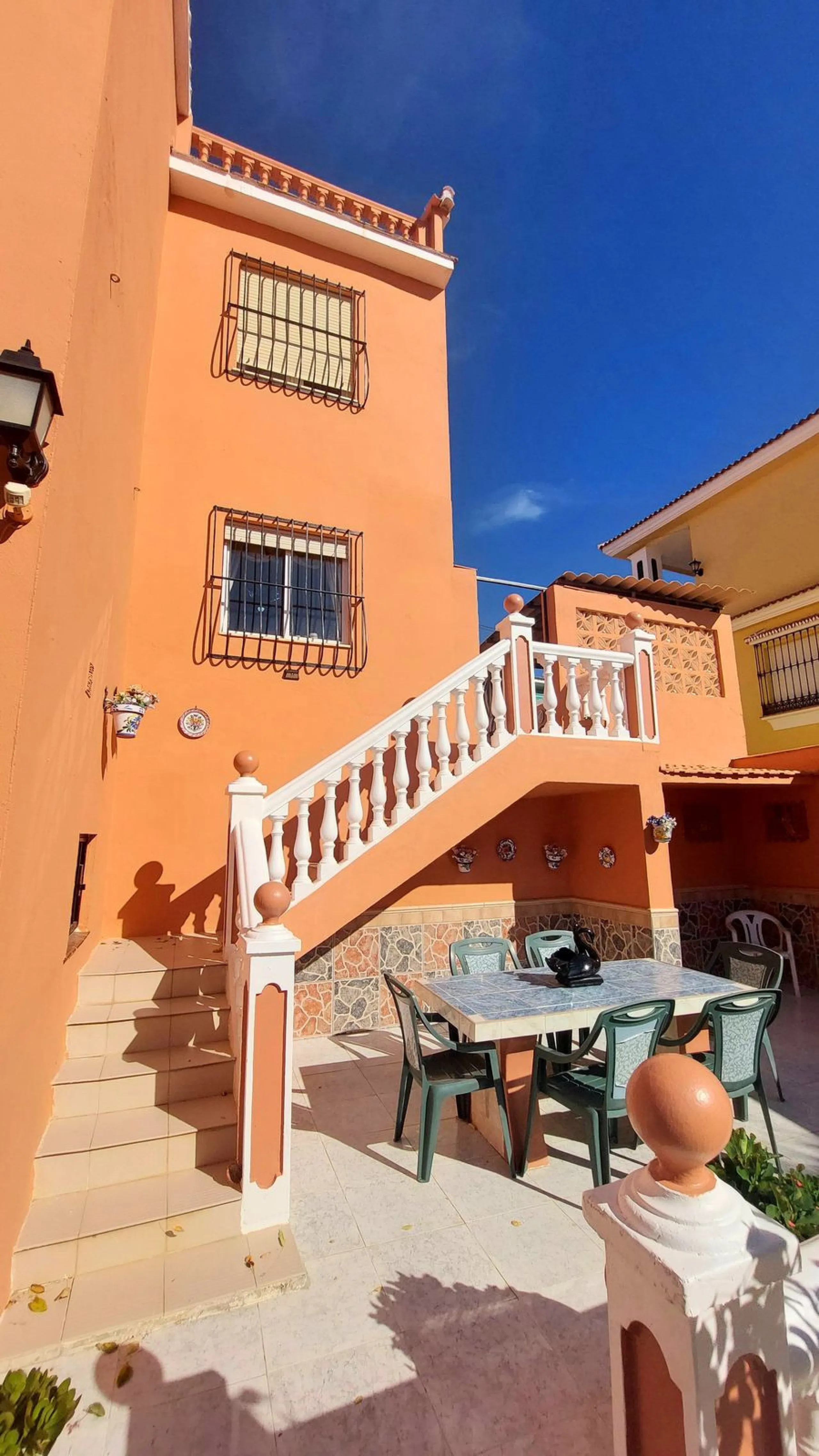 Huge house with large plot in Puerto de la Torre, 10 minutes from Avenida de Carlos Haya, privileged location in quiet area and minutes from Malaga, easy access to the highway. It is distributed in 5 bedrooms and 2 bathrooms, a large living room, terraces