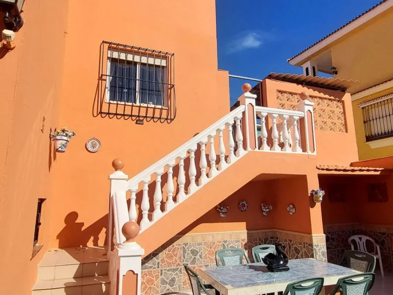 Huge house with large plot in Puerto de la Torre, 10 minutes from Avenida de Carlos Haya, privileged location in quiet area and minutes from Malaga, easy access to the highway. It is distributed in 5 bedrooms and 2 bathrooms, a large living room, terraces