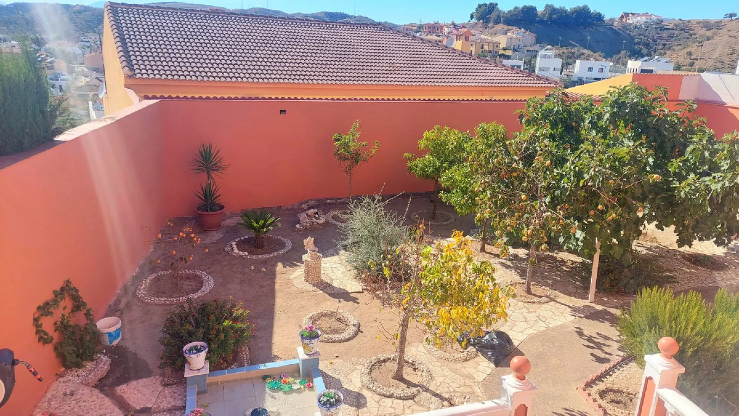 Huge house with large plot in Puerto de la Torre, 10 minutes from Avenida de Carlos Haya, privileged location in quiet area and minutes from Malaga, easy access to the highway. It is distributed in 5 bedrooms and 2 bathrooms, a large living room, terraces