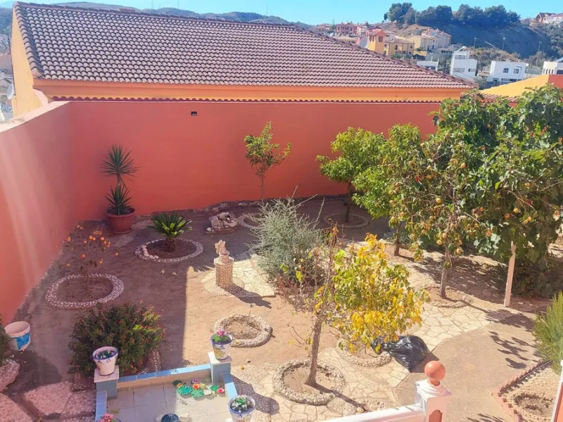 Huge house with large plot in Puerto de la Torre, 10 minutes from Avenida de Carlos Haya, privileged location in quiet area and minutes from Malaga, easy access to the highway. It is distributed in 5 bedrooms and 2 bathrooms, a large living room, terraces