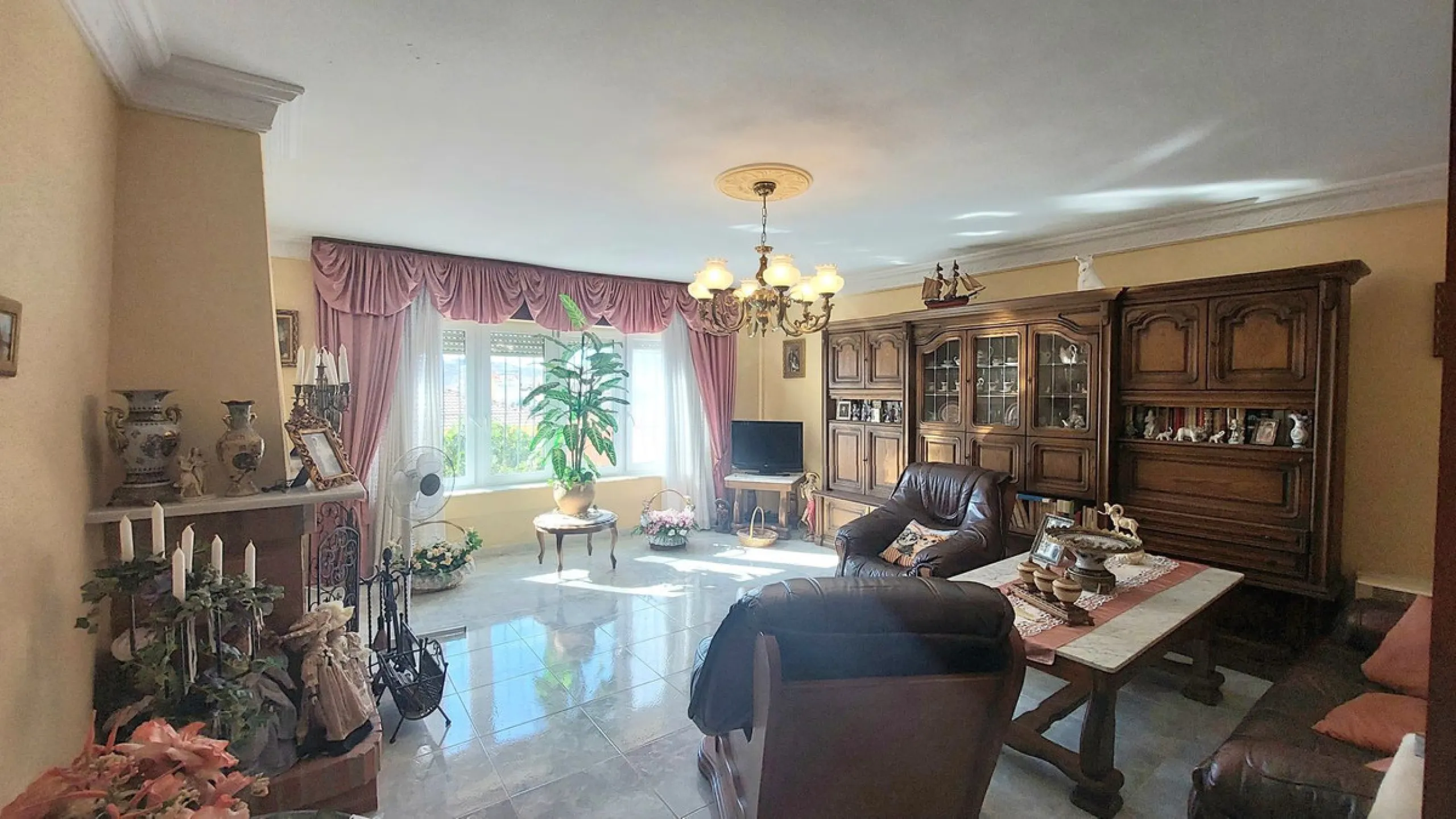 Huge house with large plot in Puerto de la Torre, 10 minutes from Avenida de Carlos Haya, privileged location in quiet area and minutes from Malaga, easy access to the highway. It is distributed in 5 bedrooms and 2 bathrooms, a large living room, terraces