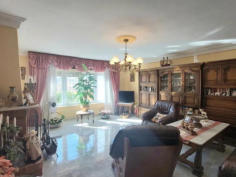 Huge house with large plot in Puerto de la Torre, 10 minutes from Avenida de Carlos Haya, privileged location in quiet area and minutes from Malaga, easy access to the highway. It is distributed in 5 bedrooms and 2 bathrooms, a large living room, terraces