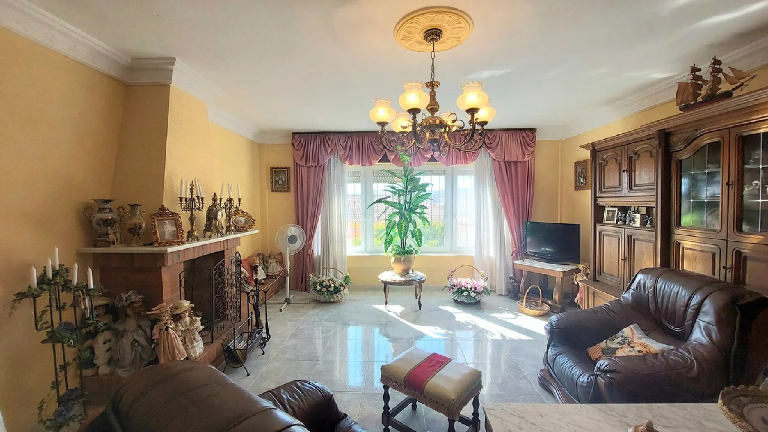 Huge house with large plot in Puerto de la Torre, 10 minutes from Avenida de Carlos Haya, privileged location in quiet area and minutes from Malaga, easy access to the highway. It is distributed in 5 bedrooms and 2 bathrooms, a large living room, terraces