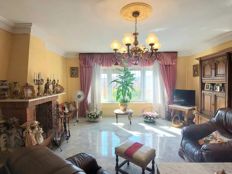 Huge house with large plot in Puerto de la Torre, 10 minutes from Avenida de Carlos Haya, privileged location in quiet area and minutes from Malaga, easy access to the highway. It is distributed in 5 bedrooms and 2 bathrooms, a large living room, terraces