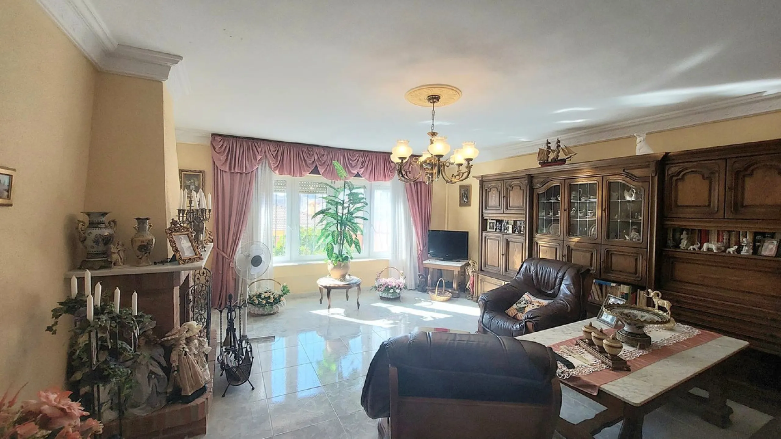 Huge house with large plot in Puerto de la Torre, 10 minutes from Avenida de Carlos Haya, privileged location in quiet area and minutes from Malaga, easy access to the highway. It is distributed in 5 bedrooms and 2 bathrooms, a large living room, terraces