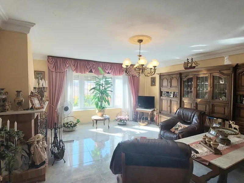 Huge house with large plot in Puerto de la Torre, 10 minutes from Avenida de Carlos Haya, privileged location in quiet area and minutes from Malaga, easy access to the highway. It is distributed in 5 bedrooms and 2 bathrooms, a large living room, terraces