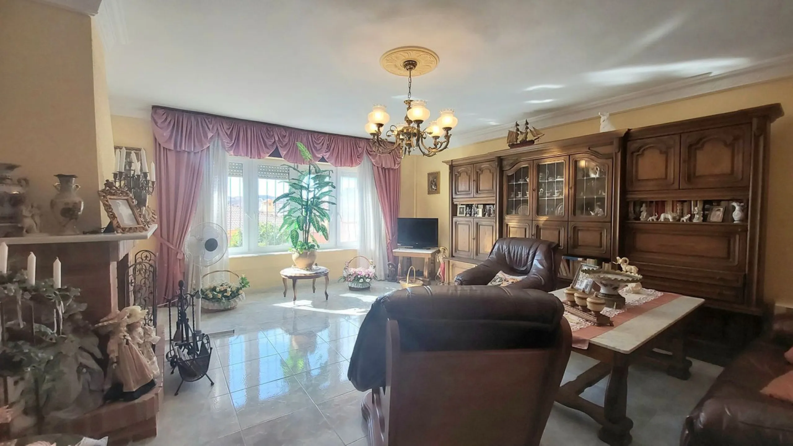 Huge house with large plot in Puerto de la Torre, 10 minutes from Avenida de Carlos Haya, privileged location in quiet area and minutes from Malaga, easy access to the highway. It is distributed in 5 bedrooms and 2 bathrooms, a large living room, terraces