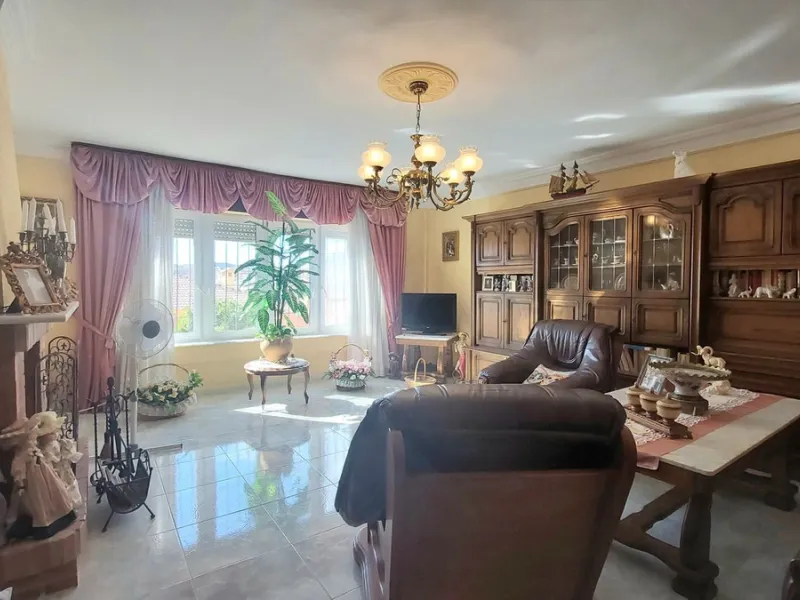 Huge house with large plot in Puerto de la Torre, 10 minutes from Avenida de Carlos Haya, privileged location in quiet area and minutes from Malaga, easy access to the highway. It is distributed in 5 bedrooms and 2 bathrooms, a large living room, terraces