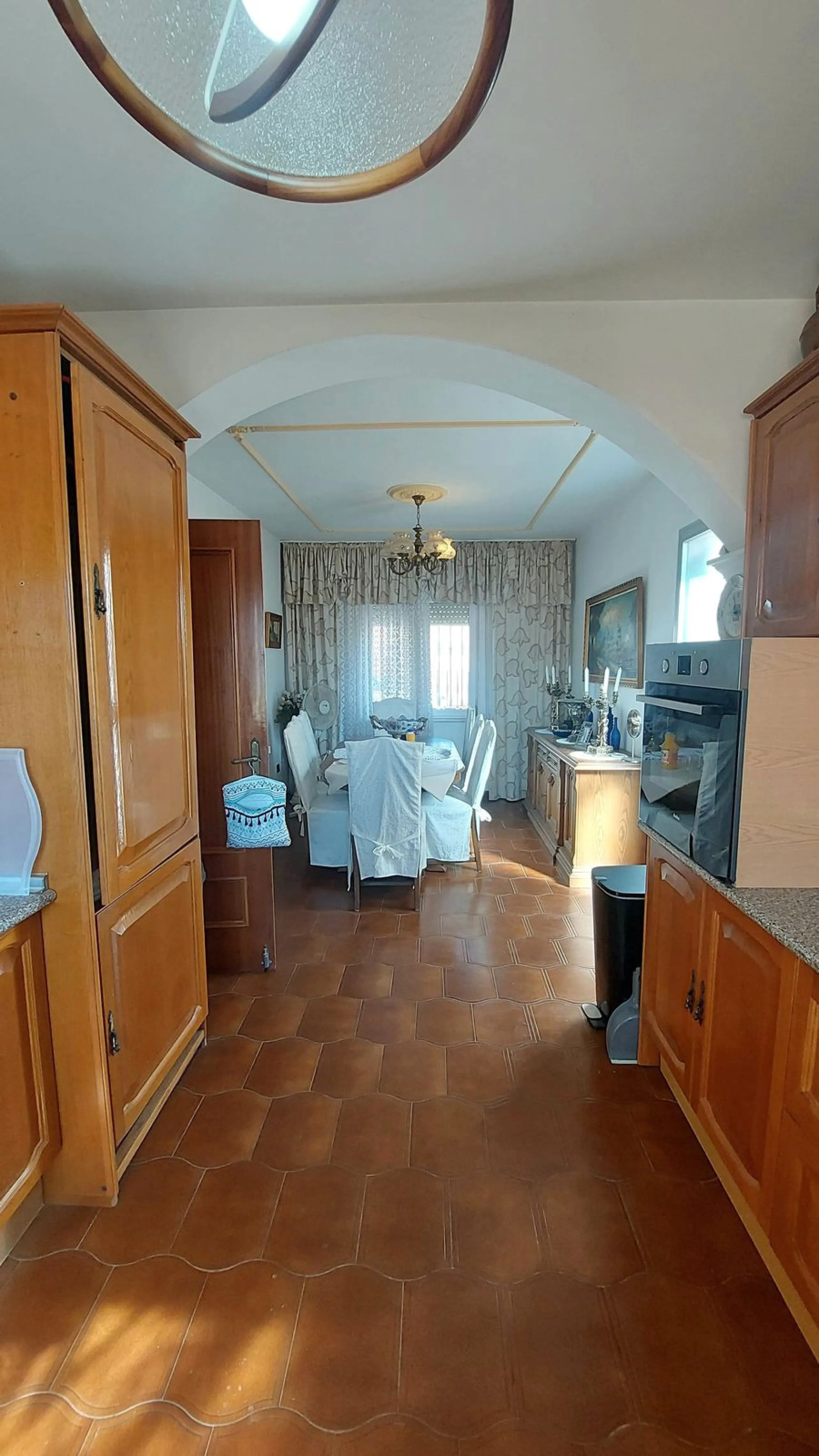 Huge house with large plot in Puerto de la Torre, 10 minutes from Avenida de Carlos Haya, privileged location in quiet area and minutes from Malaga, easy access to the highway. It is distributed in 5 bedrooms and 2 bathrooms, a large living room, terraces