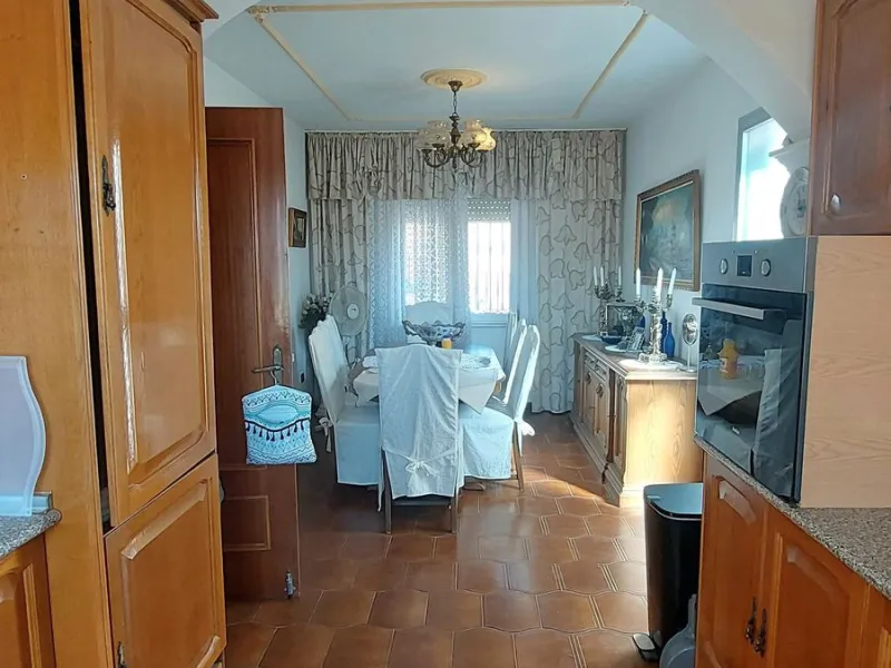 Huge house with large plot in Puerto de la Torre, 10 minutes from Avenida de Carlos Haya, privileged location in quiet area and minutes from Malaga, easy access to the highway. It is distributed in 5 bedrooms and 2 bathrooms, a large living room, terraces