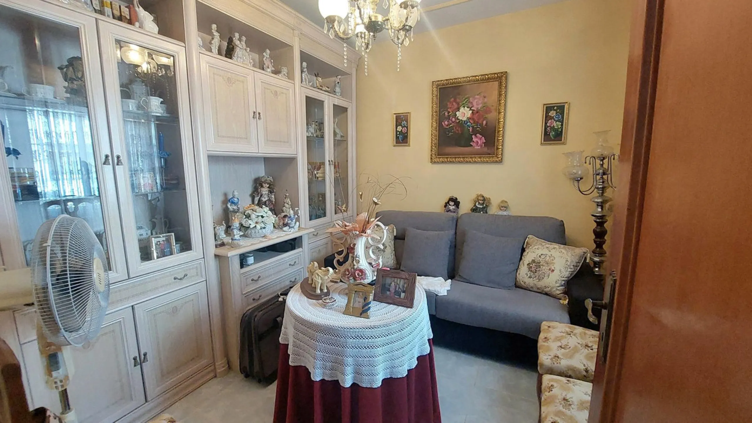 Huge house with large plot in Puerto de la Torre, 10 minutes from Avenida de Carlos Haya, privileged location in quiet area and minutes from Malaga, easy access to the highway. It is distributed in 5 bedrooms and 2 bathrooms, a large living room, terraces