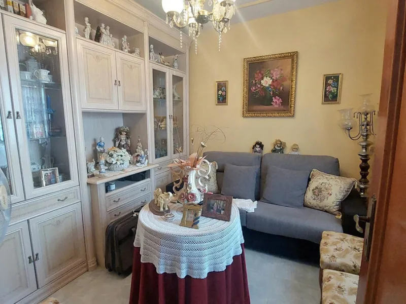 Huge house with large plot in Puerto de la Torre, 10 minutes from Avenida de Carlos Haya, privileged location in quiet area and minutes from Malaga, easy access to the highway. It is distributed in 5 bedrooms and 2 bathrooms, a large living room, terraces
