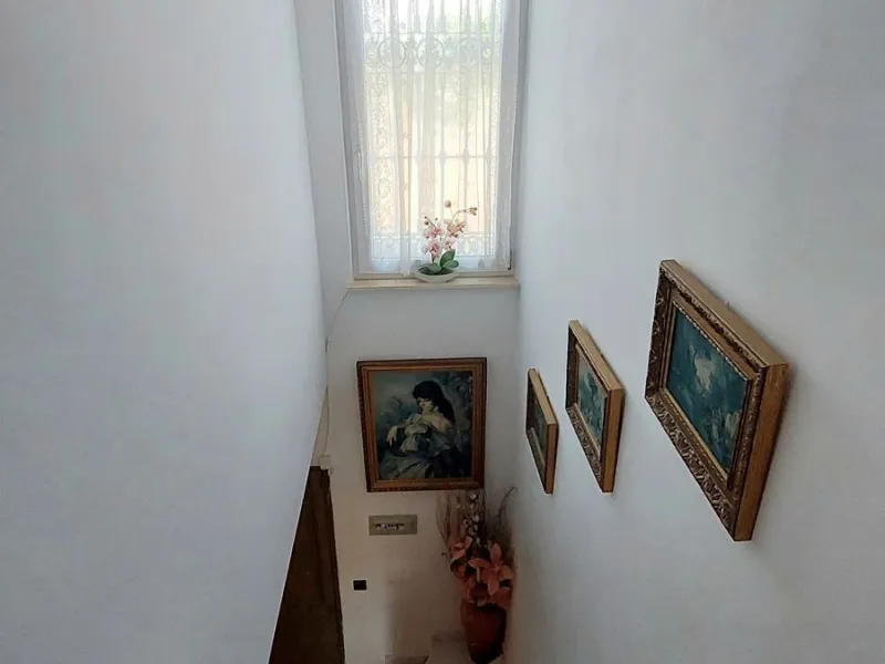 Huge house with large plot in Puerto de la Torre, 10 minutes from Avenida de Carlos Haya, privileged location in quiet area and minutes from Malaga, easy access to the highway. It is distributed in 5 bedrooms and 2 bathrooms, a large living room, terraces