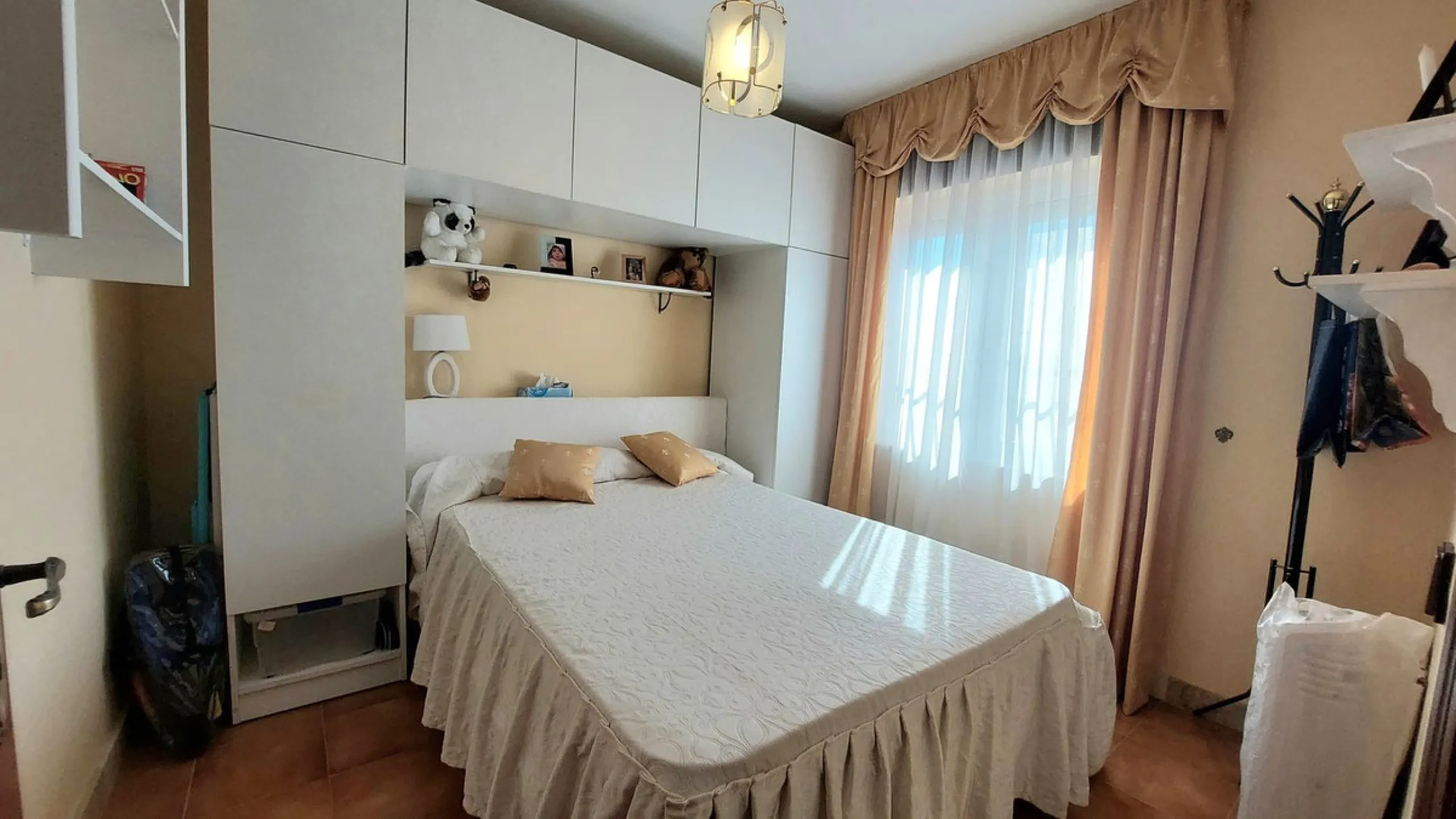 Huge house with large plot in Puerto de la Torre, 10 minutes from Avenida de Carlos Haya, privileged location in quiet area and minutes from Malaga, easy access to the highway. It is distributed in 5 bedrooms and 2 bathrooms, a large living room, terraces