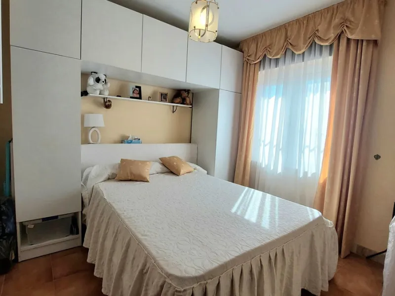 Huge house with large plot in Puerto de la Torre, 10 minutes from Avenida de Carlos Haya, privileged location in quiet area and minutes from Malaga, easy access to the highway. It is distributed in 5 bedrooms and 2 bathrooms, a large living room, terraces