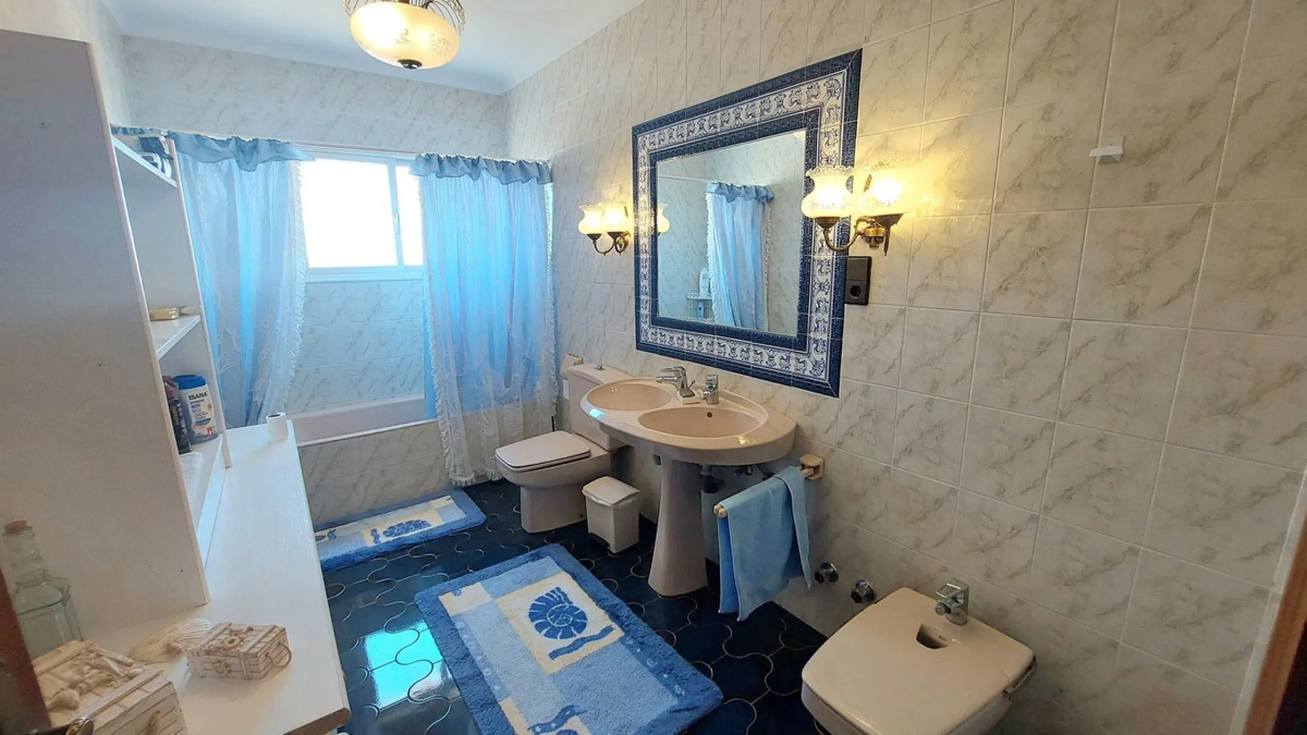 Huge house with large plot in Puerto de la Torre, 10 minutes from Avenida de Carlos Haya, privileged location in quiet area and minutes from Malaga, easy access to the highway. It is distributed in 5 bedrooms and 2 bathrooms, a large living room, terraces
