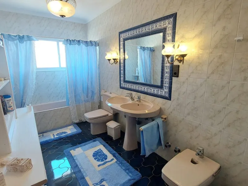 Huge house with large plot in Puerto de la Torre, 10 minutes from Avenida de Carlos Haya, privileged location in quiet area and minutes from Malaga, easy access to the highway. It is distributed in 5 bedrooms and 2 bathrooms, a large living room, terraces
