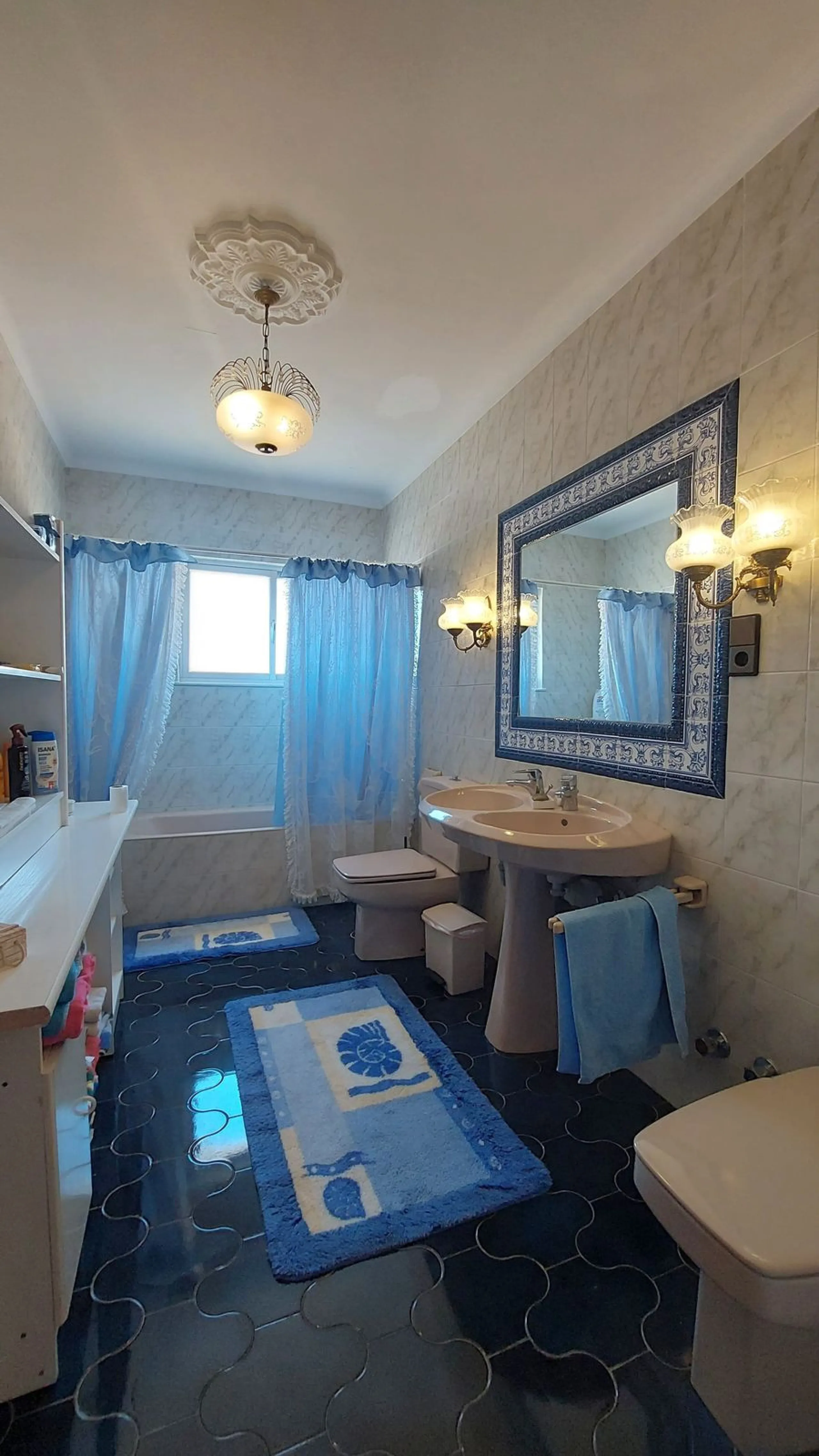 Huge house with large plot in Puerto de la Torre, 10 minutes from Avenida de Carlos Haya, privileged location in quiet area and minutes from Malaga, easy access to the highway. It is distributed in 5 bedrooms and 2 bathrooms, a large living room, terraces