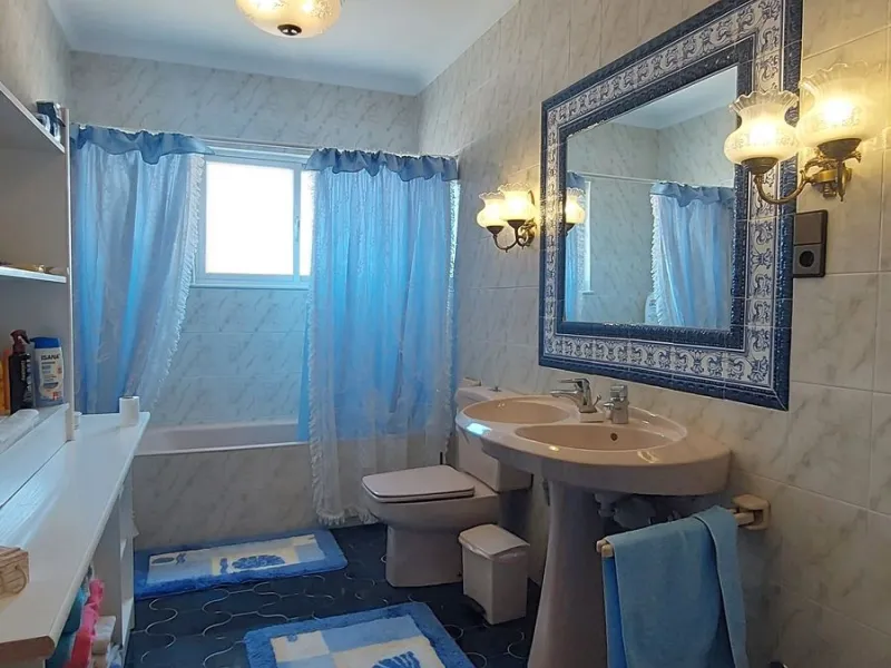 Huge house with large plot in Puerto de la Torre, 10 minutes from Avenida de Carlos Haya, privileged location in quiet area and minutes from Malaga, easy access to the highway. It is distributed in 5 bedrooms and 2 bathrooms, a large living room, terraces