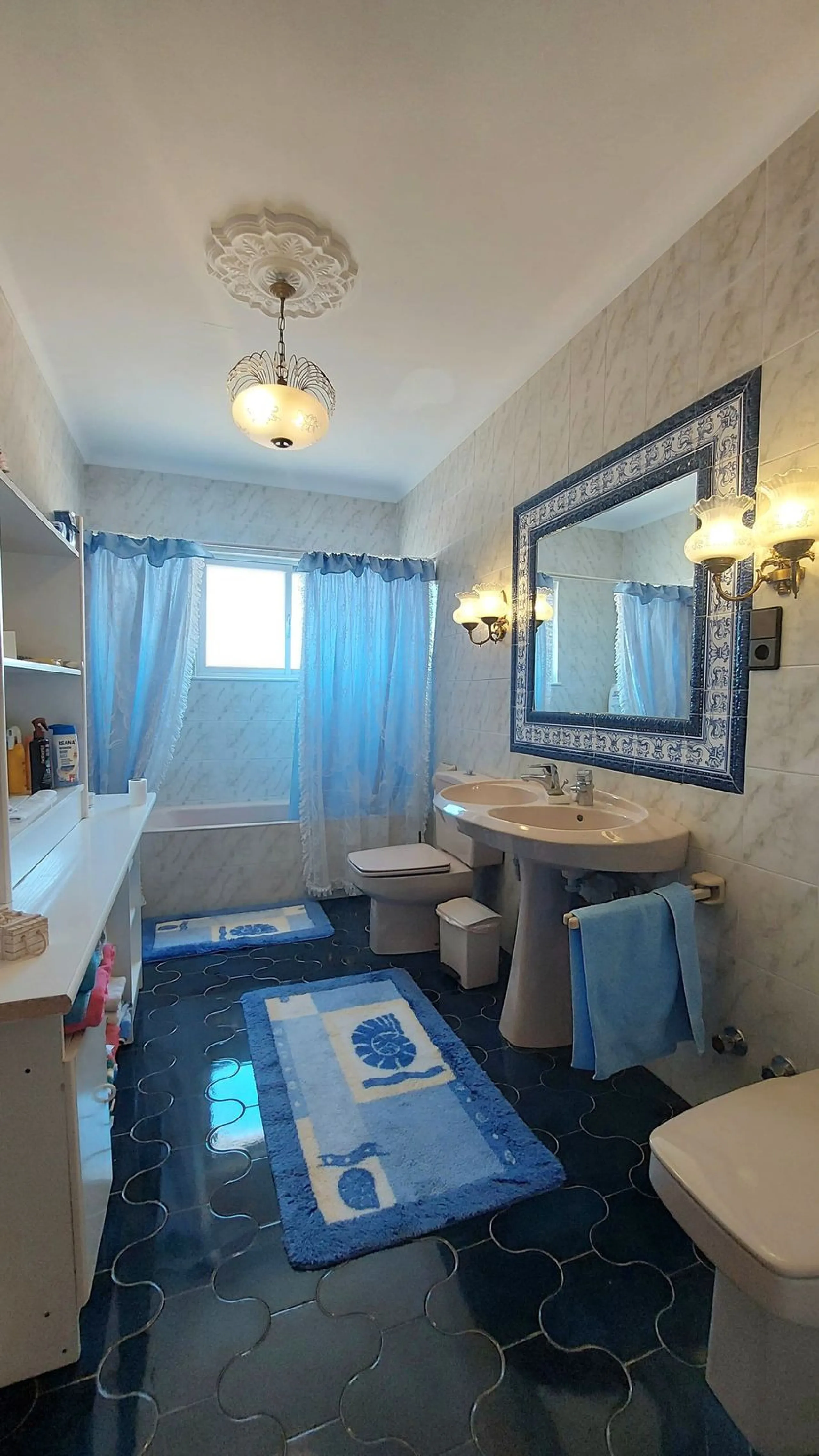Huge house with large plot in Puerto de la Torre, 10 minutes from Avenida de Carlos Haya, privileged location in quiet area and minutes from Malaga, easy access to the highway. It is distributed in 5 bedrooms and 2 bathrooms, a large living room, terraces