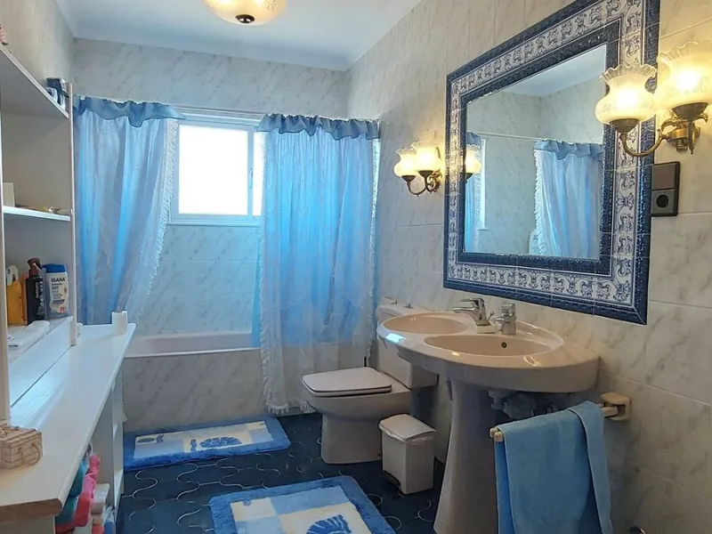 Huge house with large plot in Puerto de la Torre, 10 minutes from Avenida de Carlos Haya, privileged location in quiet area and minutes from Malaga, easy access to the highway. It is distributed in 5 bedrooms and 2 bathrooms, a large living room, terraces
