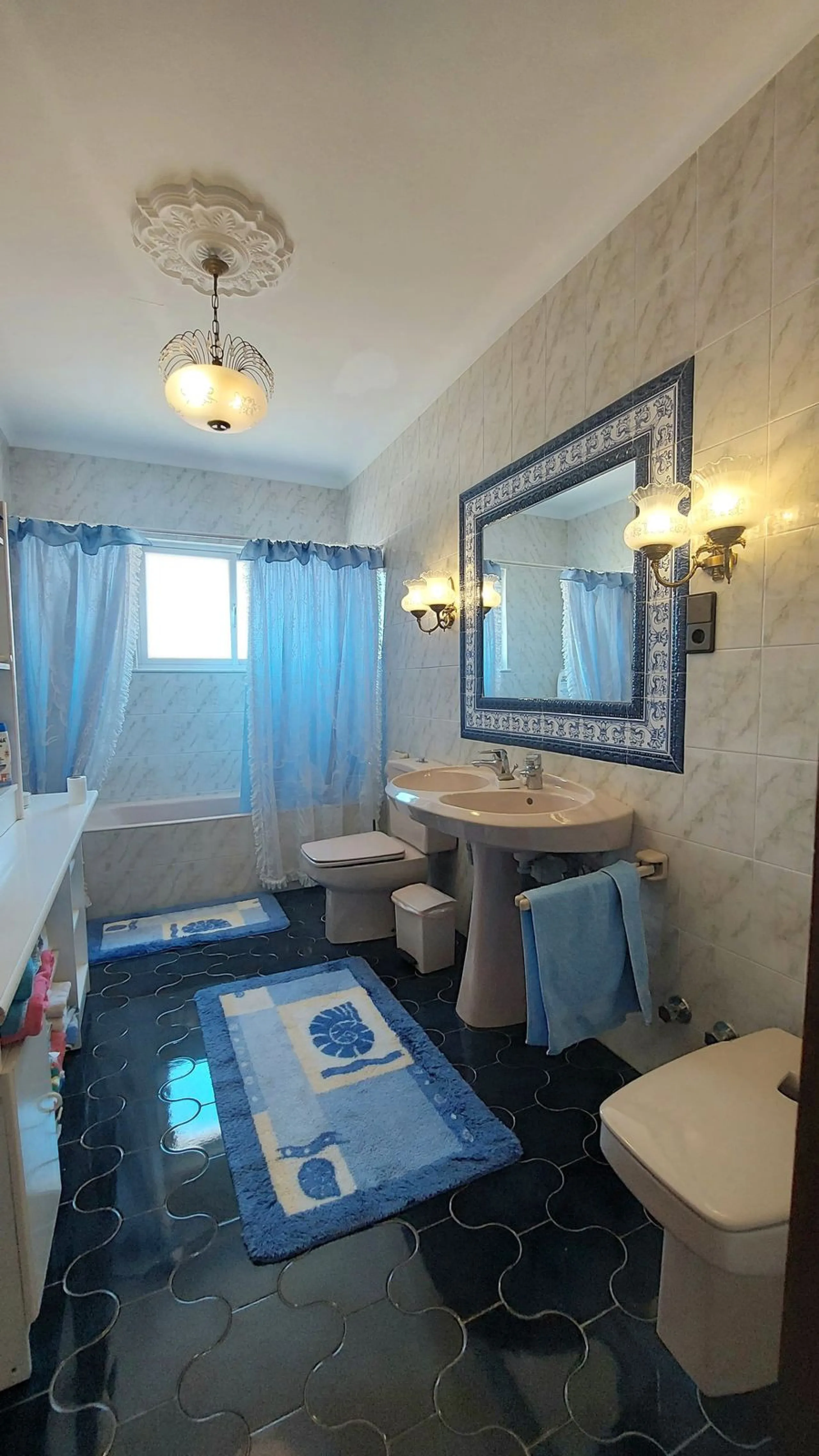 Huge house with large plot in Puerto de la Torre, 10 minutes from Avenida de Carlos Haya, privileged location in quiet area and minutes from Malaga, easy access to the highway. It is distributed in 5 bedrooms and 2 bathrooms, a large living room, terraces