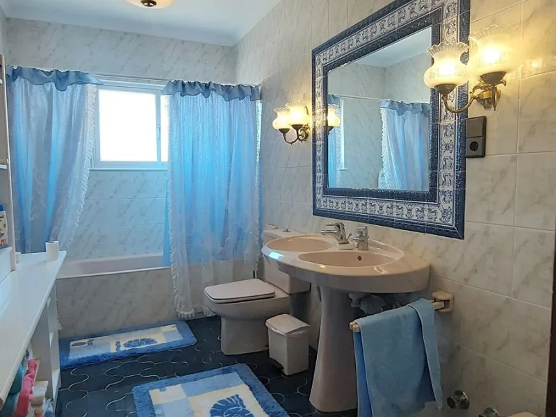 Huge house with large plot in Puerto de la Torre, 10 minutes from Avenida de Carlos Haya, privileged location in quiet area and minutes from Malaga, easy access to the highway. It is distributed in 5 bedrooms and 2 bathrooms, a large living room, terraces