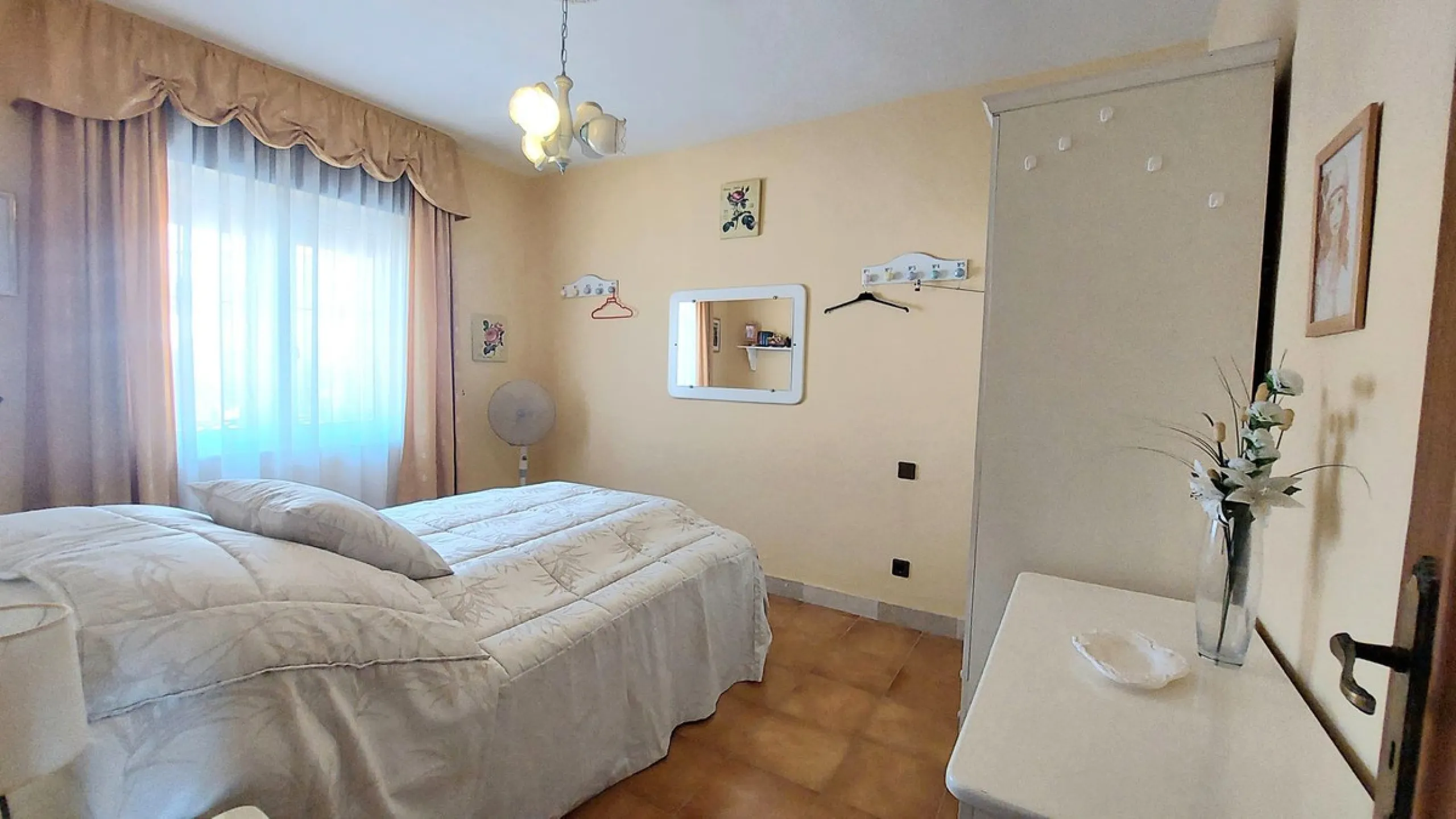 Huge house with large plot in Puerto de la Torre, 10 minutes from Avenida de Carlos Haya, privileged location in quiet area and minutes from Malaga, easy access to the highway. It is distributed in 5 bedrooms and 2 bathrooms, a large living room, terraces