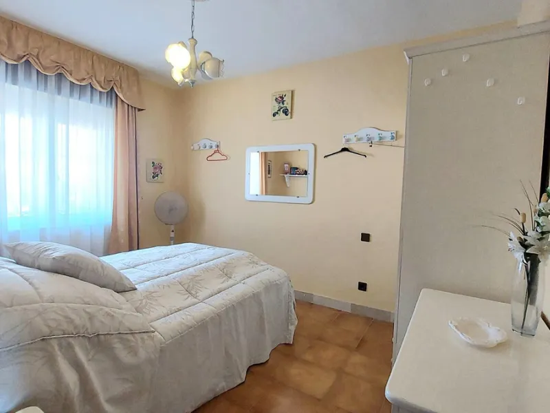 Huge house with large plot in Puerto de la Torre, 10 minutes from Avenida de Carlos Haya, privileged location in quiet area and minutes from Malaga, easy access to the highway. It is distributed in 5 bedrooms and 2 bathrooms, a large living room, terraces