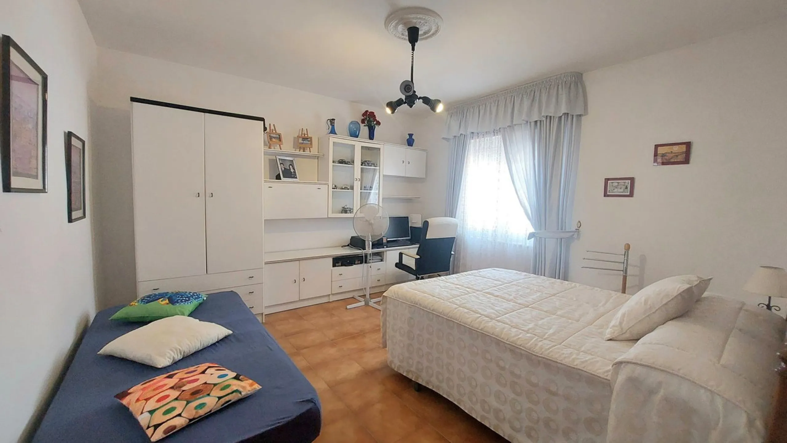 Huge house with large plot in Puerto de la Torre, 10 minutes from Avenida de Carlos Haya, privileged location in quiet area and minutes from Malaga, easy access to the highway. It is distributed in 5 bedrooms and 2 bathrooms, a large living room, terraces