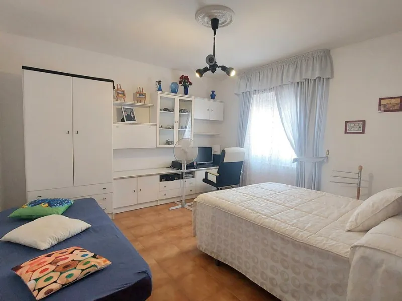 Huge house with large plot in Puerto de la Torre, 10 minutes from Avenida de Carlos Haya, privileged location in quiet area and minutes from Malaga, easy access to the highway. It is distributed in 5 bedrooms and 2 bathrooms, a large living room, terraces