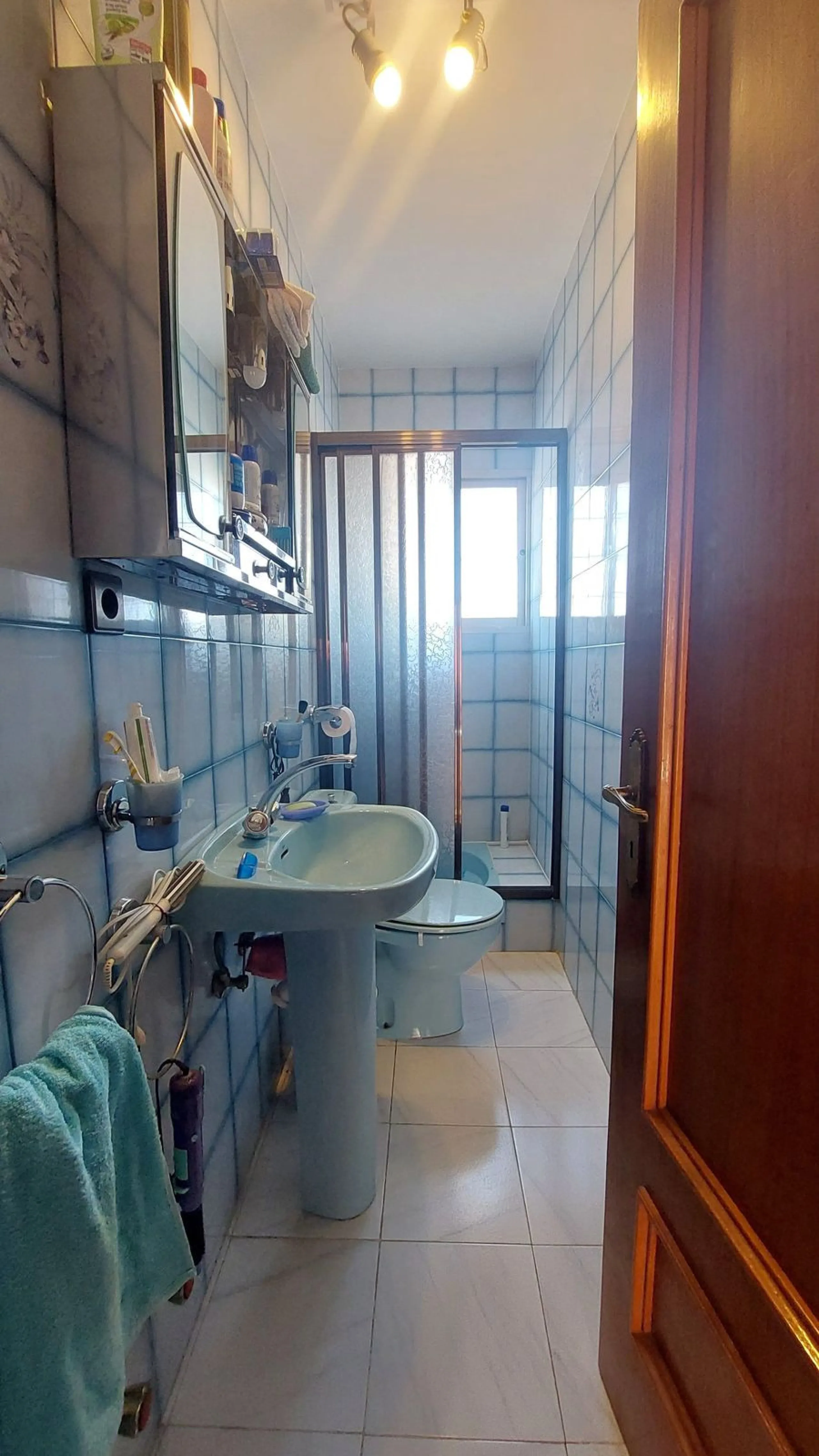 Huge house with large plot in Puerto de la Torre, 10 minutes from Avenida de Carlos Haya, privileged location in quiet area and minutes from Malaga, easy access to the highway. It is distributed in 5 bedrooms and 2 bathrooms, a large living room, terraces