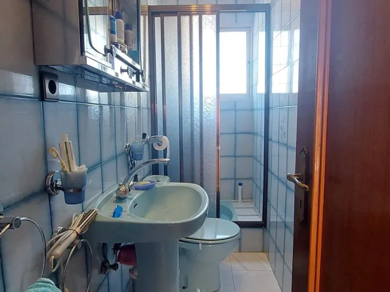 Huge house with large plot in Puerto de la Torre, 10 minutes from Avenida de Carlos Haya, privileged location in quiet area and minutes from Malaga, easy access to the highway. It is distributed in 5 bedrooms and 2 bathrooms, a large living room, terraces