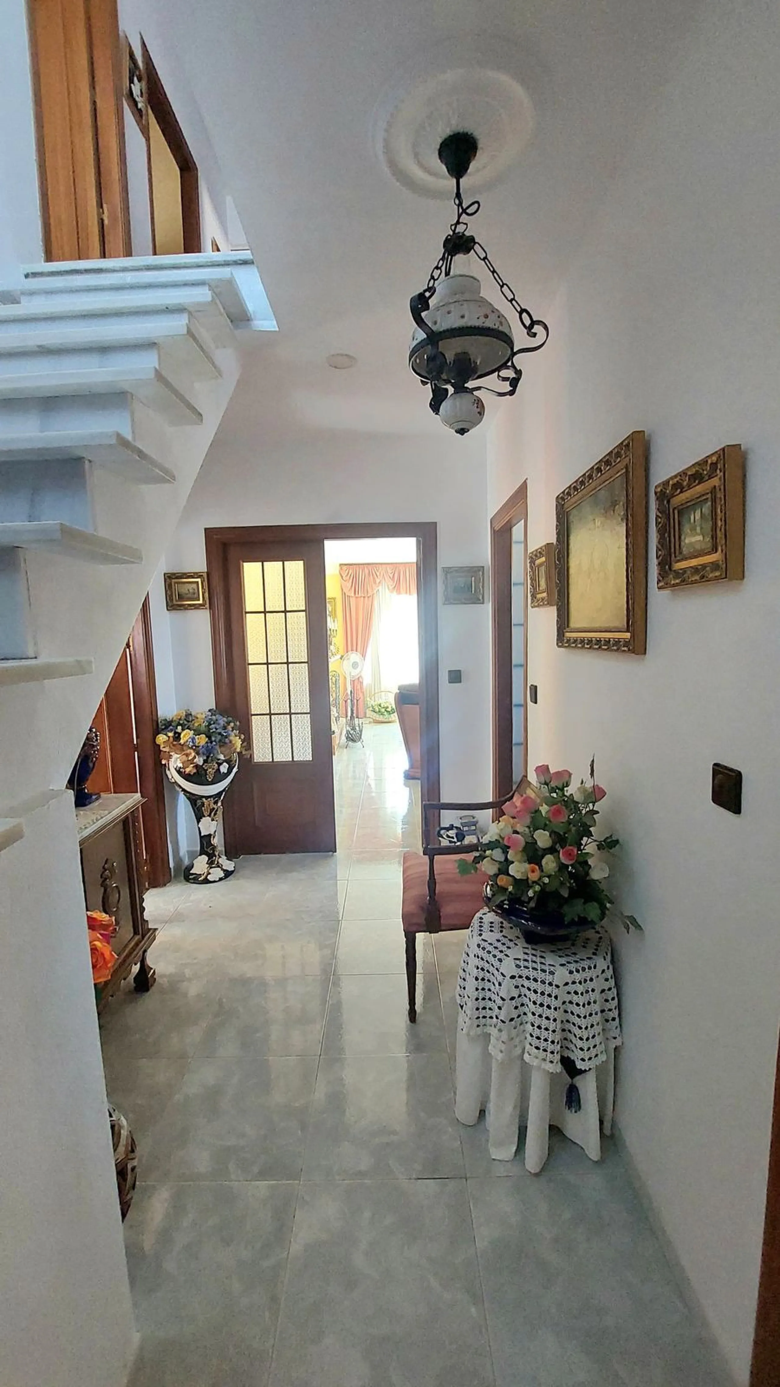 Huge house with large plot in Puerto de la Torre, 10 minutes from Avenida de Carlos Haya, privileged location in quiet area and minutes from Malaga, easy access to the highway. It is distributed in 5 bedrooms and 2 bathrooms, a large living room, terraces