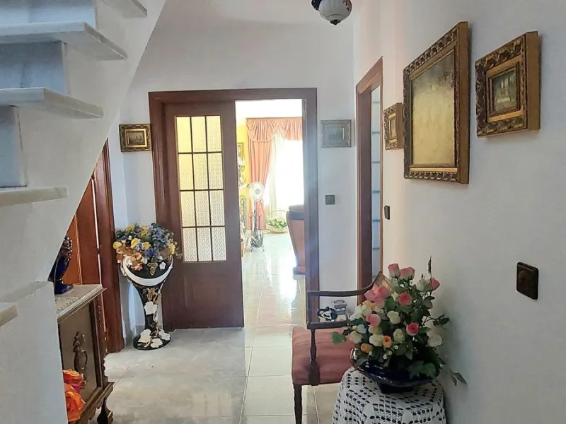Huge house with large plot in Puerto de la Torre, 10 minutes from Avenida de Carlos Haya, privileged location in quiet area and minutes from Malaga, easy access to the highway. It is distributed in 5 bedrooms and 2 bathrooms, a large living room, terraces