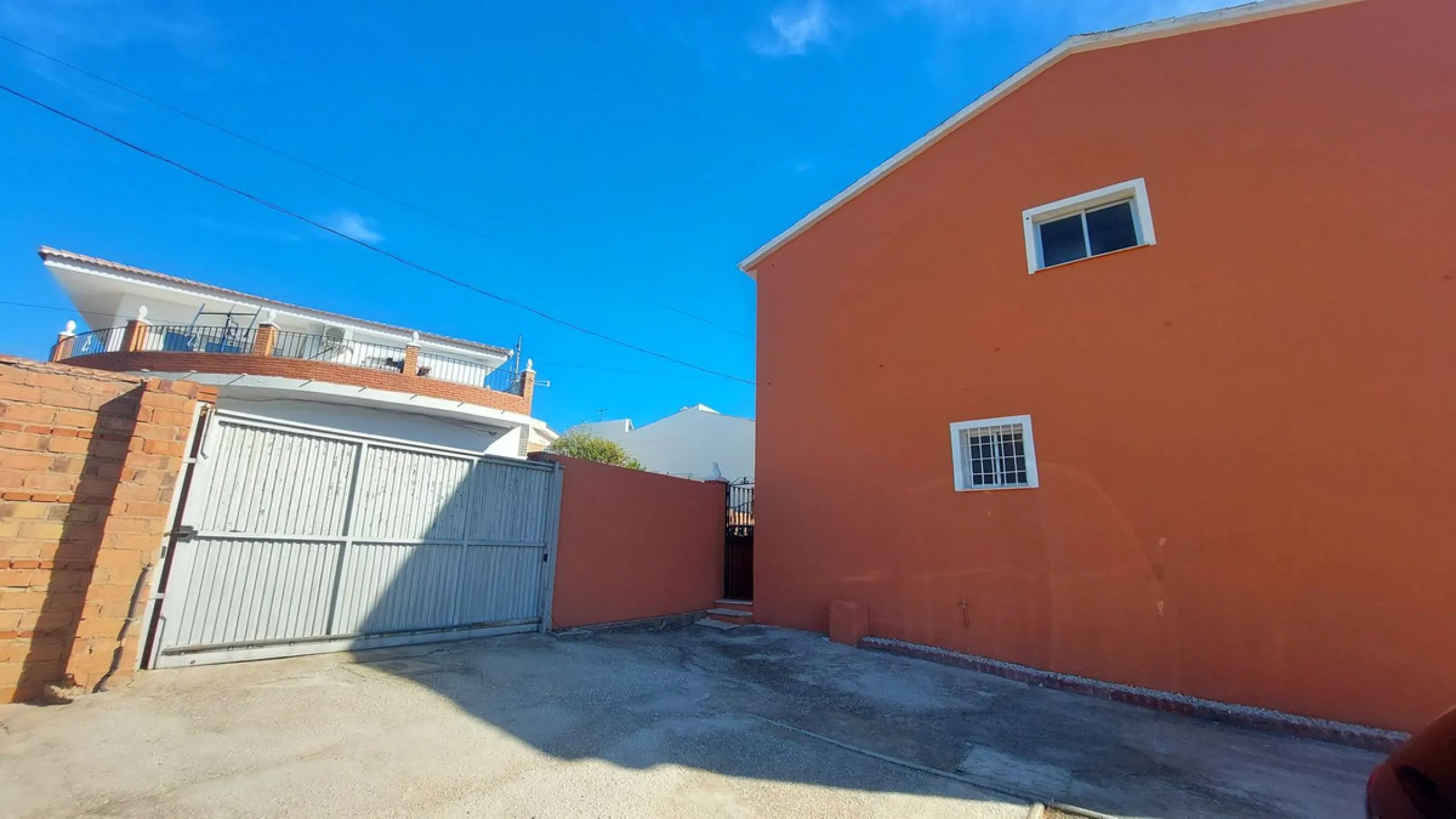 Huge house with large plot in Puerto de la Torre, 10 minutes from Avenida de Carlos Haya, privileged location in quiet area and minutes from Malaga, easy access to the highway. It is distributed in 5 bedrooms and 2 bathrooms, a large living room, terraces
