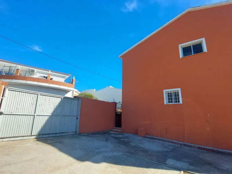 Huge house with large plot in Puerto de la Torre, 10 minutes from Avenida de Carlos Haya, privileged location in quiet area and minutes from Malaga, easy access to the highway. It is distributed in 5 bedrooms and 2 bathrooms, a large living room, terraces