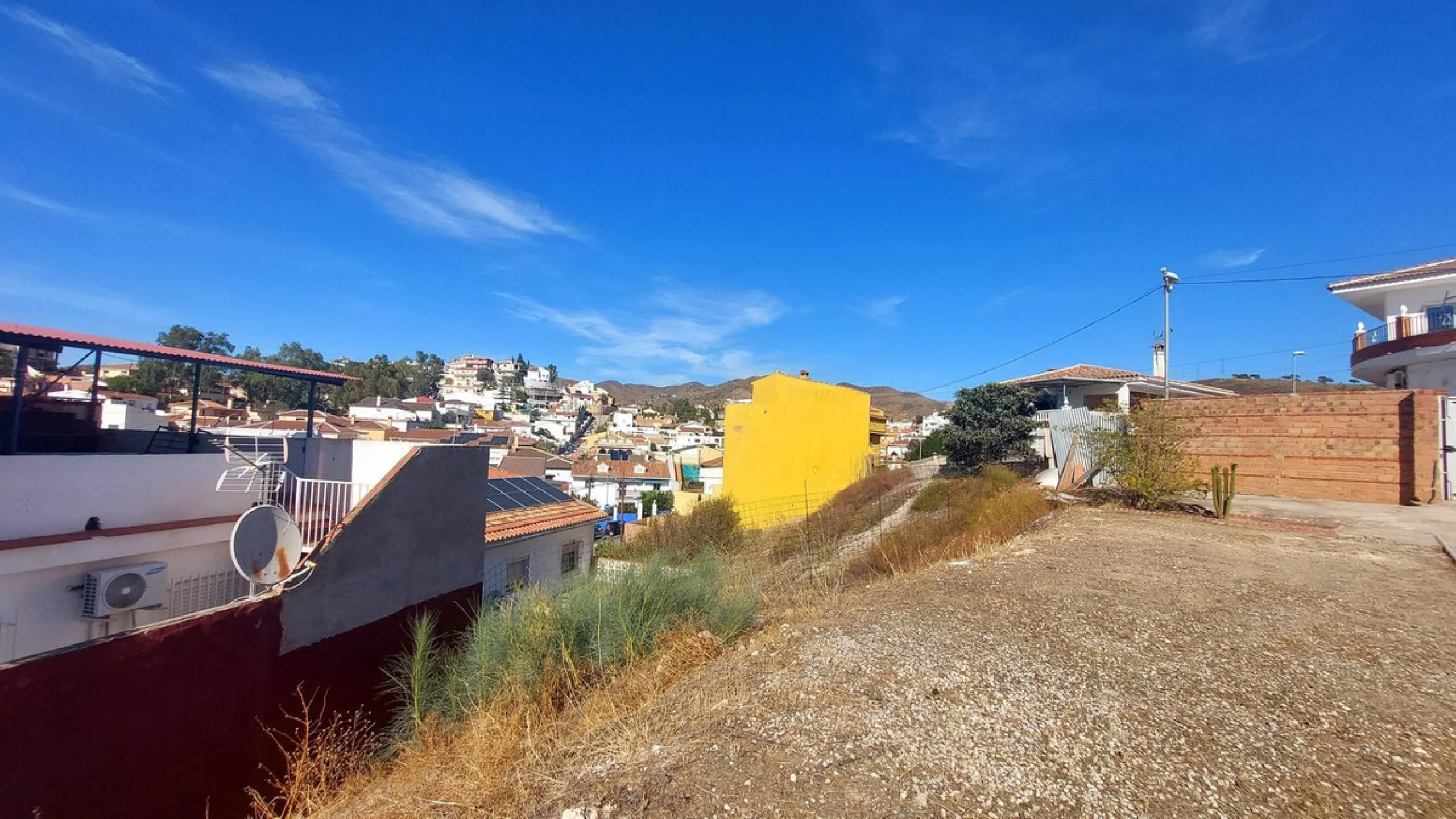 Huge house with large plot in Puerto de la Torre, 10 minutes from Avenida de Carlos Haya, privileged location in quiet area and minutes from Malaga, easy access to the highway. It is distributed in 5 bedrooms and 2 bathrooms, a large living room, terraces
