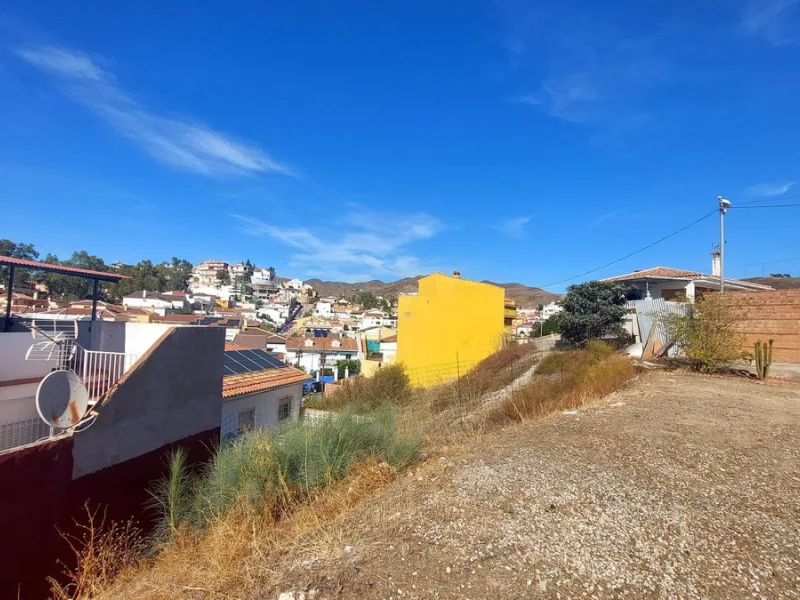 Huge house with large plot in Puerto de la Torre, 10 minutes from Avenida de Carlos Haya, privileged location in quiet area and minutes from Malaga, easy access to the highway. It is distributed in 5 bedrooms and 2 bathrooms, a large living room, terraces