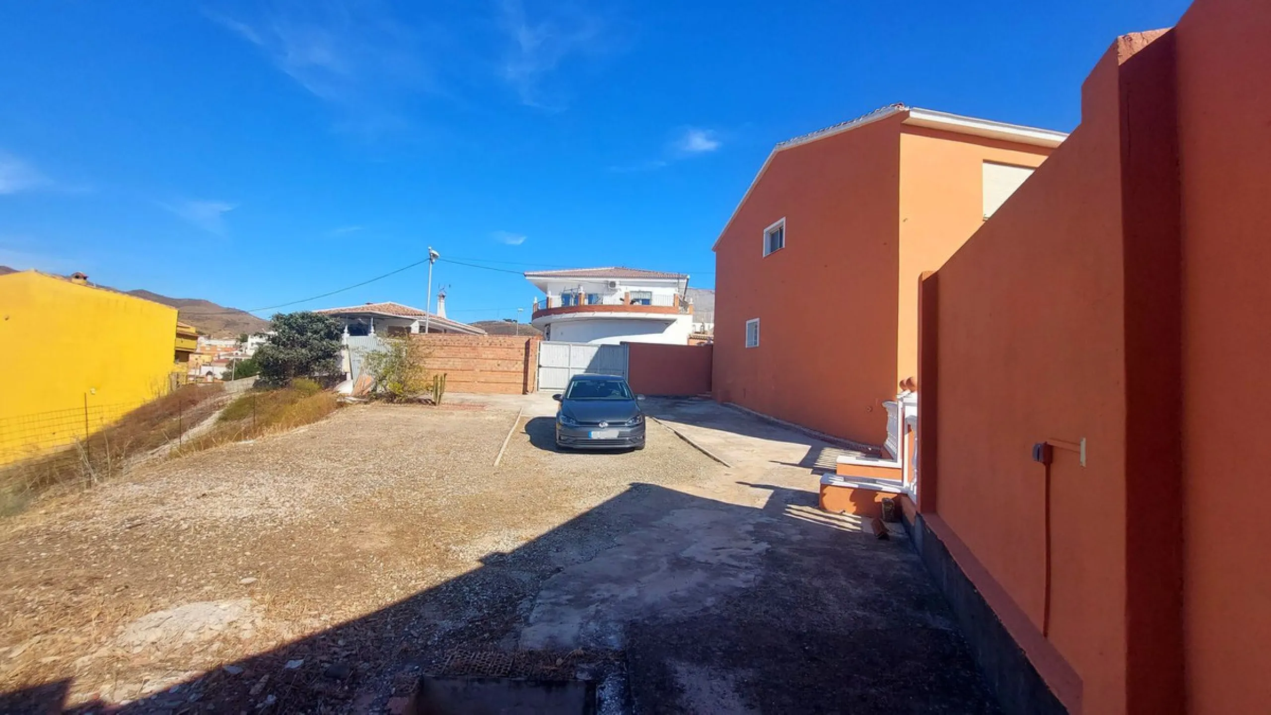 Huge house with large plot in Puerto de la Torre, 10 minutes from Avenida de Carlos Haya, privileged location in quiet area and minutes from Malaga, easy access to the highway. It is distributed in 5 bedrooms and 2 bathrooms, a large living room, terraces