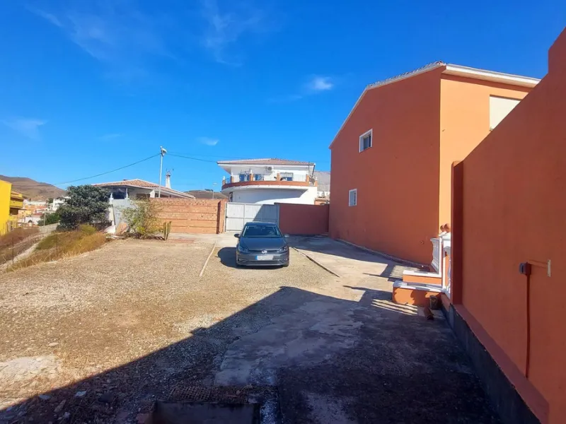 Huge house with large plot in Puerto de la Torre, 10 minutes from Avenida de Carlos Haya, privileged location in quiet area and minutes from Malaga, easy access to the highway. It is distributed in 5 bedrooms and 2 bathrooms, a large living room, terraces