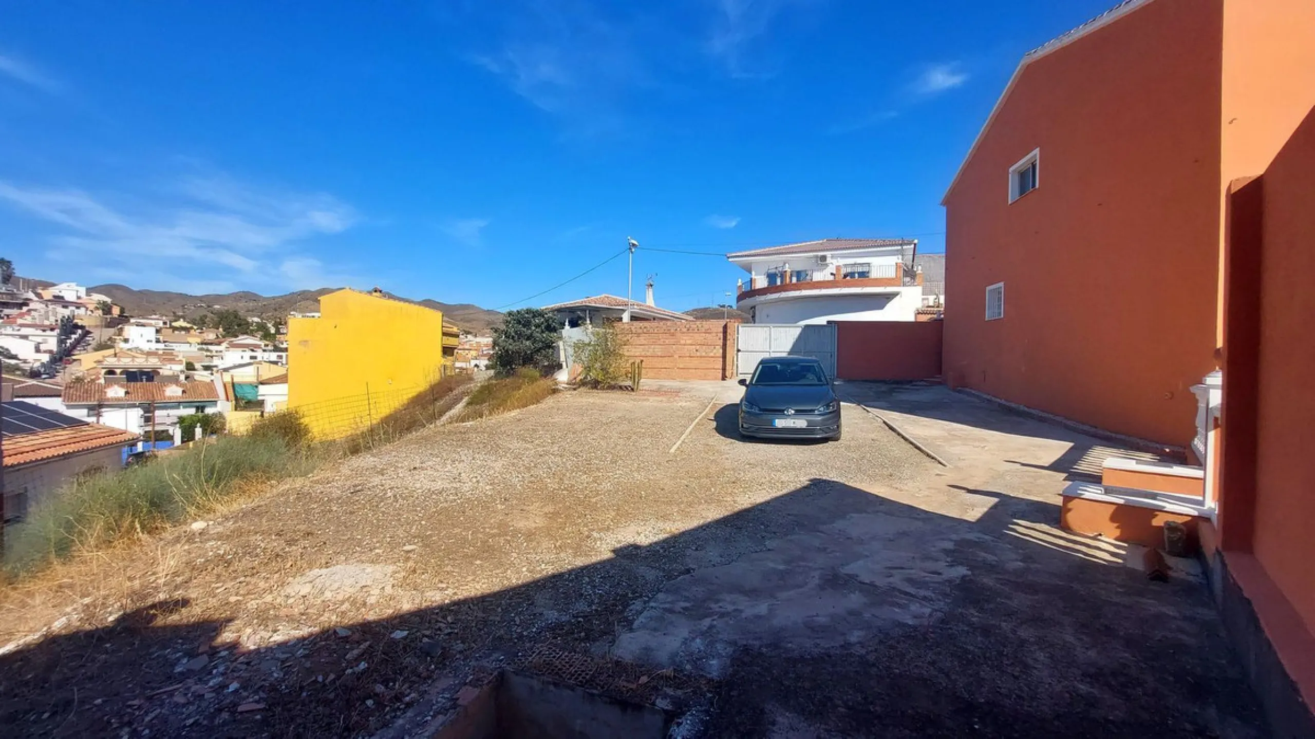 Huge house with large plot in Puerto de la Torre, 10 minutes from Avenida de Carlos Haya, privileged location in quiet area and minutes from Malaga, easy access to the highway. It is distributed in 5 bedrooms and 2 bathrooms, a large living room, terraces