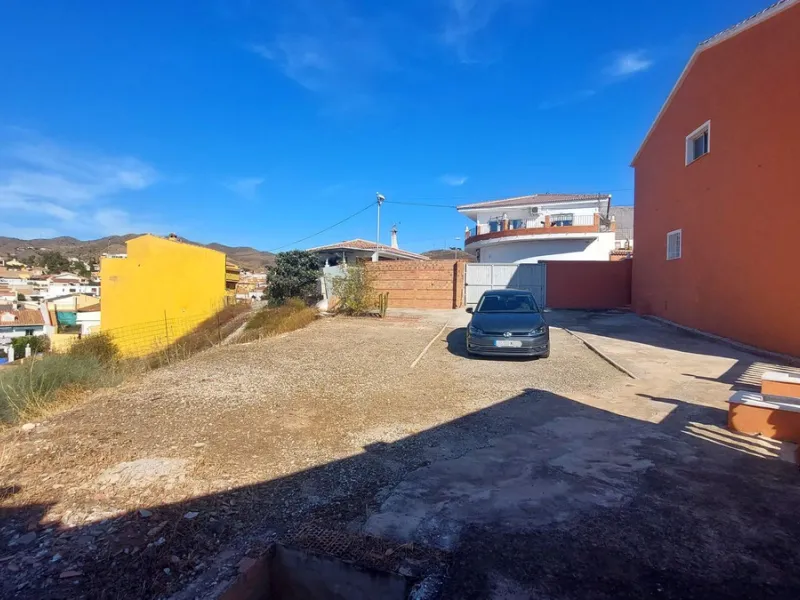 Huge house with large plot in Puerto de la Torre, 10 minutes from Avenida de Carlos Haya, privileged location in quiet area and minutes from Malaga, easy access to the highway. It is distributed in 5 bedrooms and 2 bathrooms, a large living room, terraces