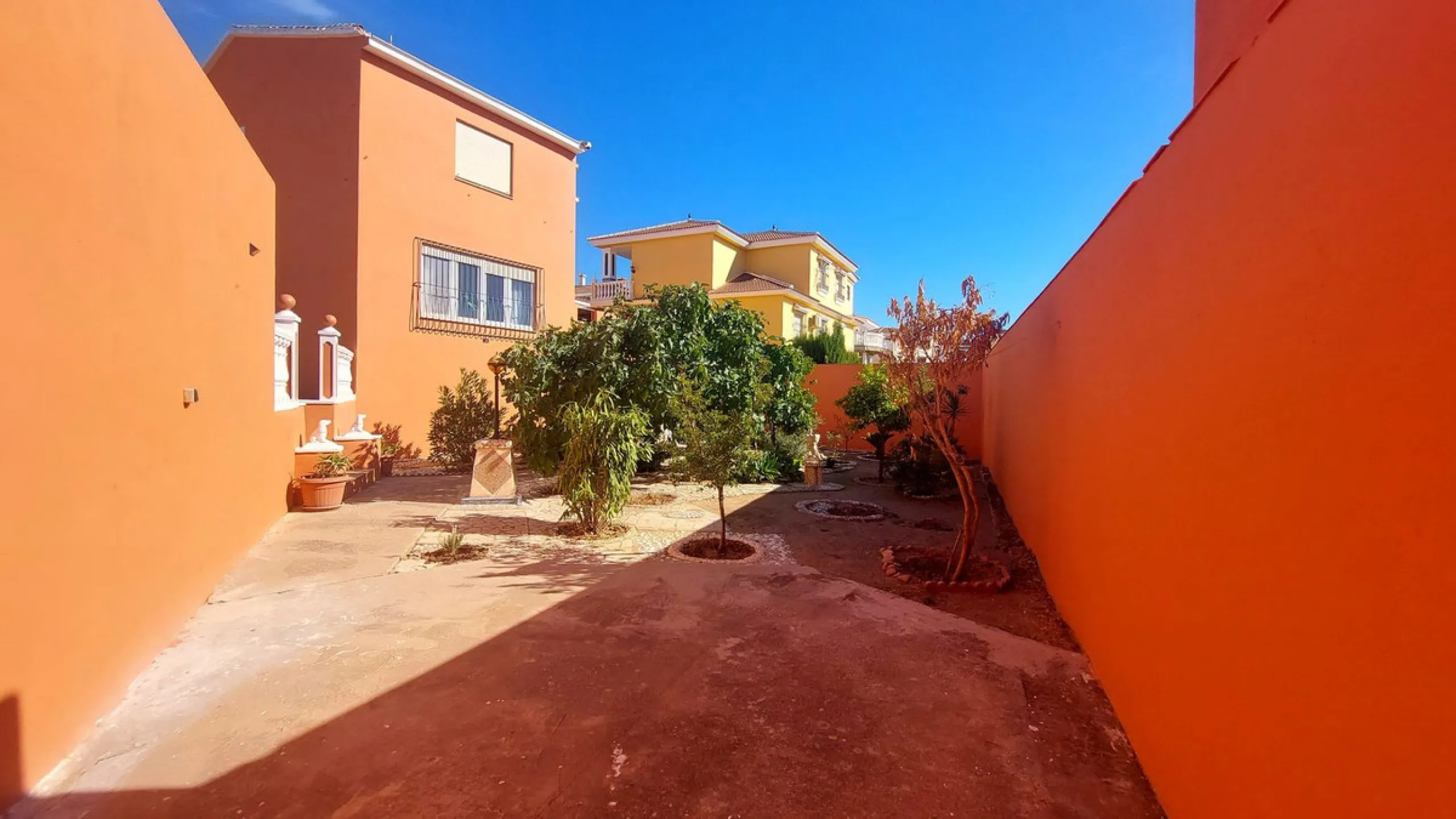 Huge house with large plot in Puerto de la Torre, 10 minutes from Avenida de Carlos Haya, privileged location in quiet area and minutes from Malaga, easy access to the highway. It is distributed in 5 bedrooms and 2 bathrooms, a large living room, terraces