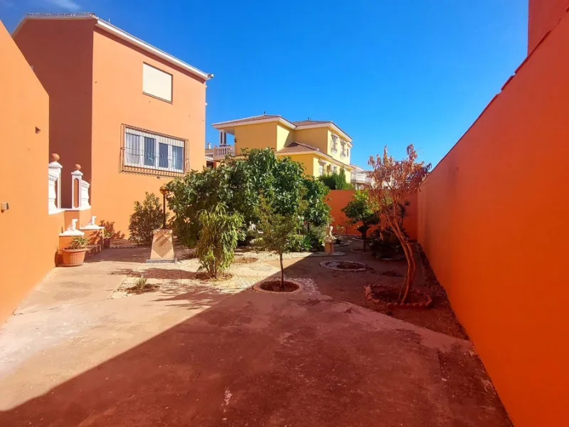 Huge house with large plot in Puerto de la Torre, 10 minutes from Avenida de Carlos Haya, privileged location in quiet area and minutes from Malaga, easy access to the highway. It is distributed in 5 bedrooms and 2 bathrooms, a large living room, terraces