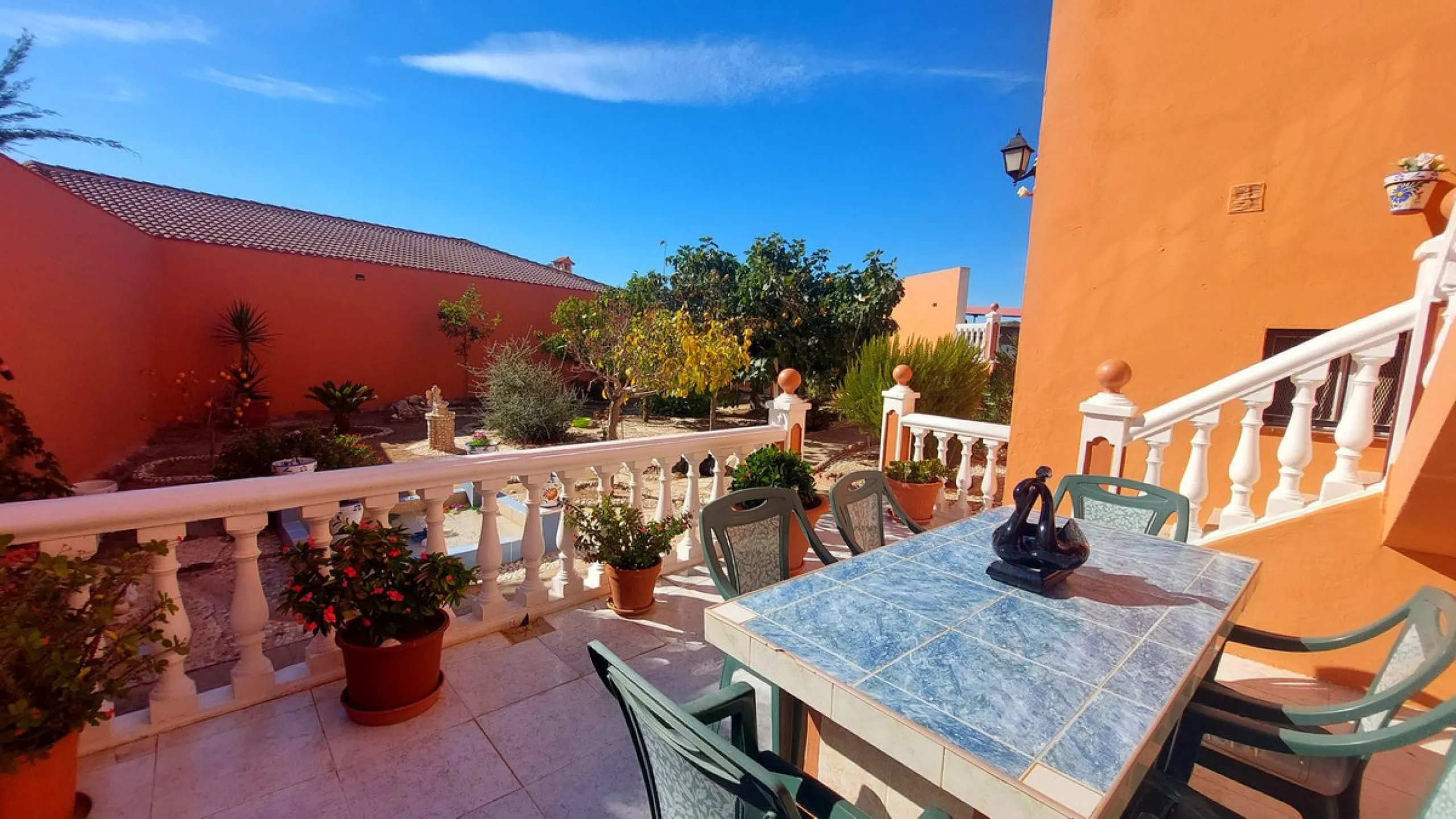 Huge house with large plot in Puerto de la Torre, 10 minutes from Avenida de Carlos Haya, privileged location in quiet area and minutes from Malaga, easy access to the highway. It is distributed in 5 bedrooms and 2 bathrooms, a large living room, terraces