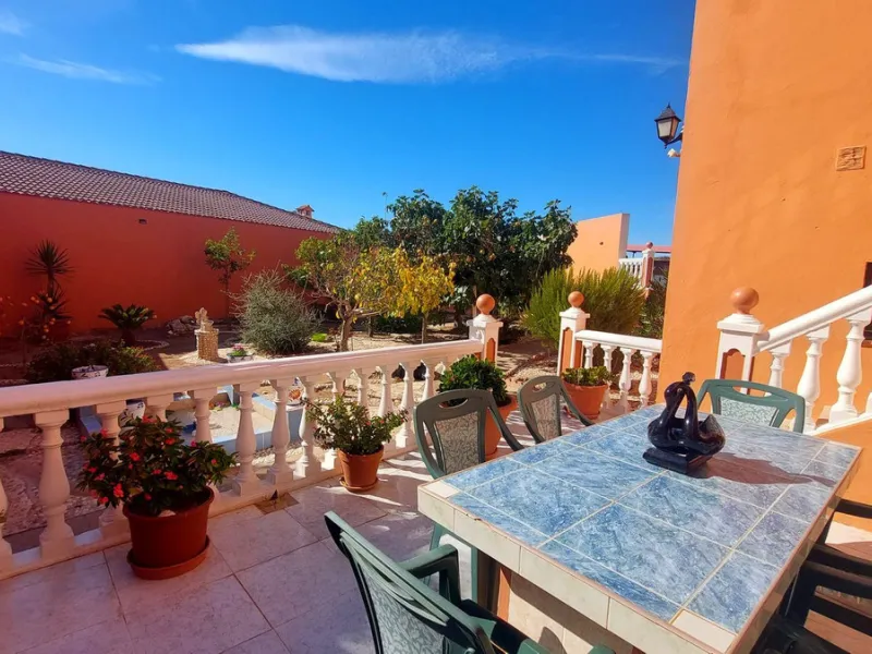 Huge house with large plot in Puerto de la Torre, 10 minutes from Avenida de Carlos Haya, privileged location in quiet area and minutes from Malaga, easy access to the highway. It is distributed in 5 bedrooms and 2 bathrooms, a large living room, terraces