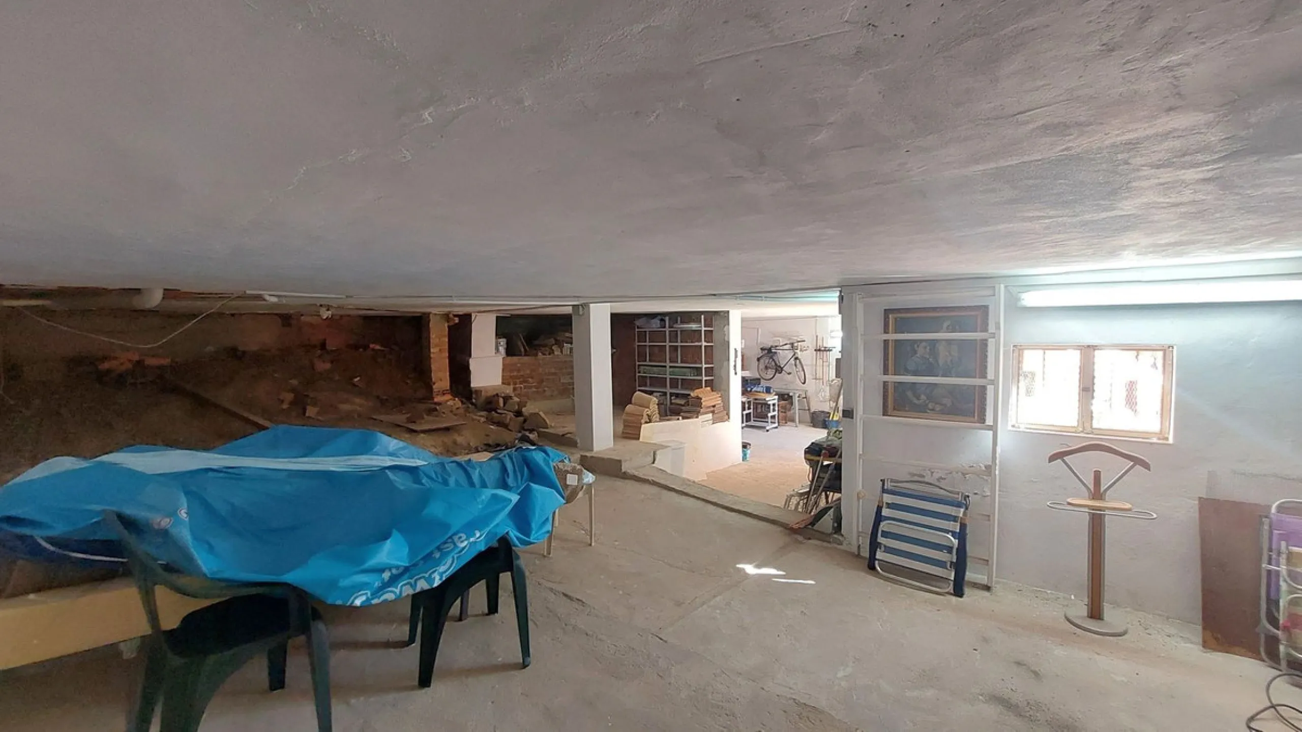 Huge house with large plot in Puerto de la Torre, 10 minutes from Avenida de Carlos Haya, privileged location in quiet area and minutes from Malaga, easy access to the highway. It is distributed in 5 bedrooms and 2 bathrooms, a large living room, terraces
