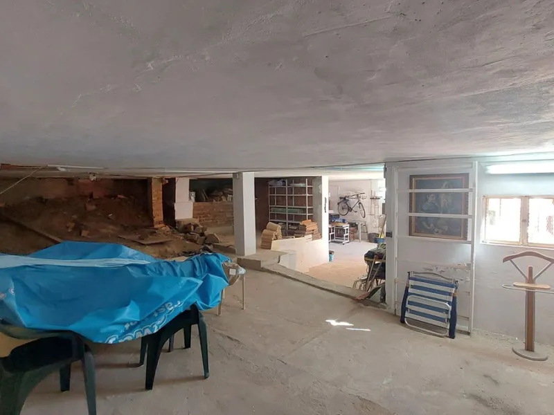 Huge house with large plot in Puerto de la Torre, 10 minutes from Avenida de Carlos Haya, privileged location in quiet area and minutes from Malaga, easy access to the highway. It is distributed in 5 bedrooms and 2 bathrooms, a large living room, terraces