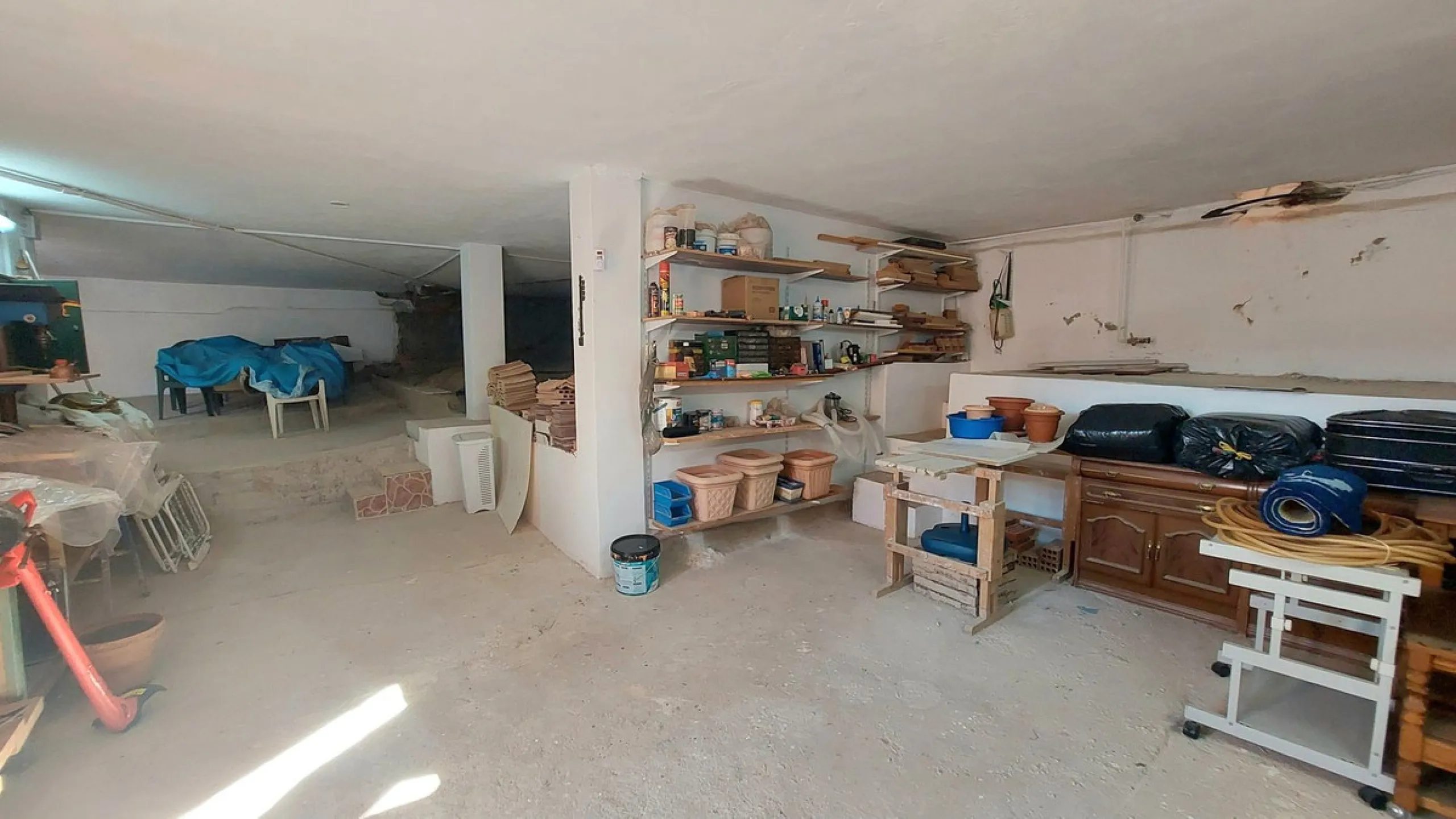 Huge house with large plot in Puerto de la Torre, 10 minutes from Avenida de Carlos Haya, privileged location in quiet area and minutes from Malaga, easy access to the highway. It is distributed in 5 bedrooms and 2 bathrooms, a large living room, terraces